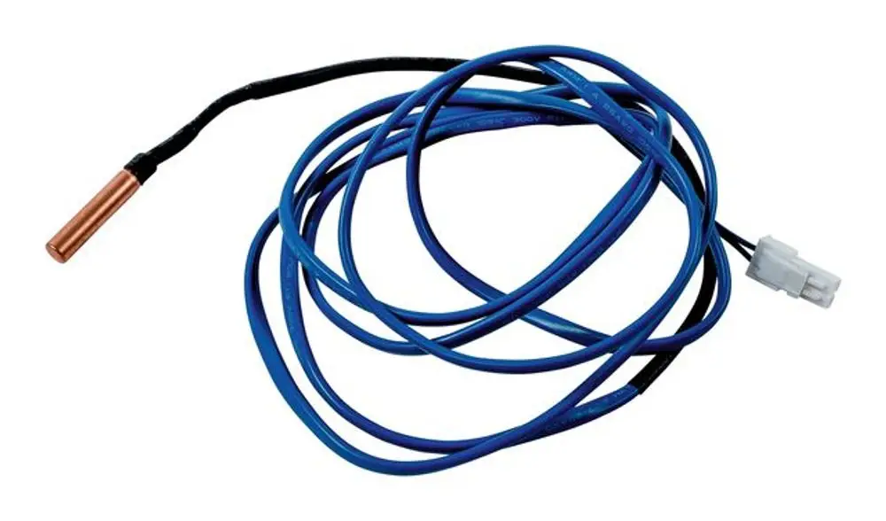 Temperaturfühler mit blauen und schwarzen Kabeln, einem Kupferteil und einem Anschlussstecker, geeignet für die Wolf FHA Außeneinheit.